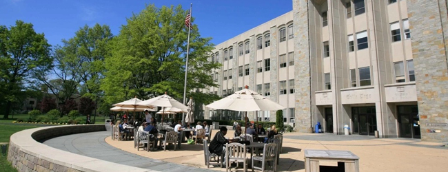Stühle und Sonnenschirme stehen vor einem Gebäude der St. John's University in new York