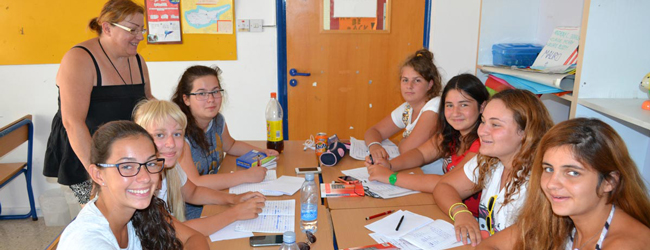 LISA-Sprachreisen-Schueler-Englisch-Zypern-Limassol-Schule-Unterricht-Klassenraum
