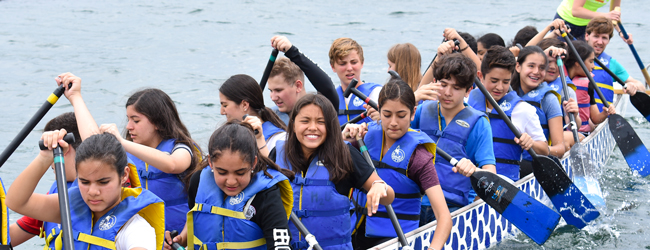 Jugendliche mit blauen Warnwesten fahren Kanu bei einer LISA! Schülersprachreise in Montreal