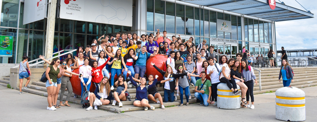 Gruppe von Schülern posiert vor einem Gebäude in Montreal bei einem Ausflug