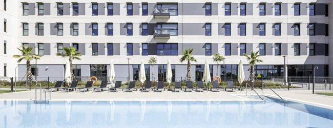 Residenz und Sprachschule in Malaga mit Swimming Pool Blick auf den Swimmingpool der Sprachschule und Residenz in Malaga bei einer Schülersprachreise