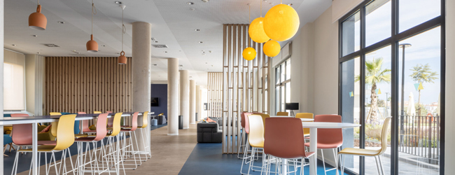 Aufenthaltsraum und Cafeteria in der Residenz bei einer LISA! Sprachreise nach Malaga Blick in die Lounge der Residenu und Sprachschule in Malaga