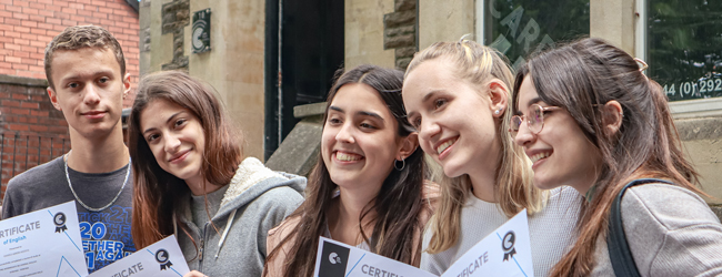 Junge Erwachsene bei einer LISA! Sprachreise Young Adults in Cardiff Junge Erwachsene lächeln in die Kamera mit einem Sprachzertifikat in der Hand bei einer Sprachreise in Wales