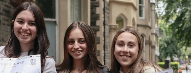 Strahlende Mädchen stehen vor der LISA! Sprachschule in Wales Drei Mädchen lächeln in die Kamera vor der Sprachschule in Cardiff in Wales