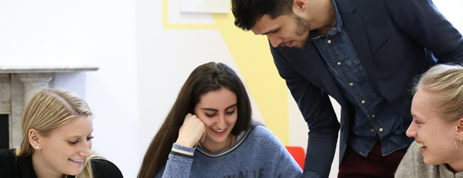 LISA-Sprachreisen-Young-Adults-Englisch-Irland-Dublin-Unterricht-Klasse-Gruppe-Erklaeren LISA-Sprachreisen-Young-Adults-Englisch-Irland-Dublin-Unterricht-Klasse-Gruppe-Erklaeren