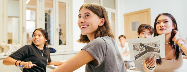 Spanisch-Sprachunterricht an der LISA! Sprachschule für junge Erwachsene in Malaga Schüler hören interressiert beim Spanisch-Unterricht an der sprachschule in Malaga zu