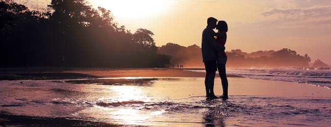 LISA-sprachreisen-spanisch-Bocas-del-Toro-strand-paerchen-sonnenuntergang-meer-wasser